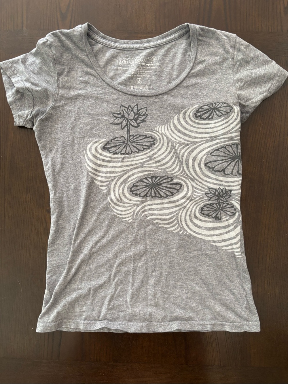Patagonia Women Junior Scoop Tee Size Small XS Gray Summer TShirt Geometric